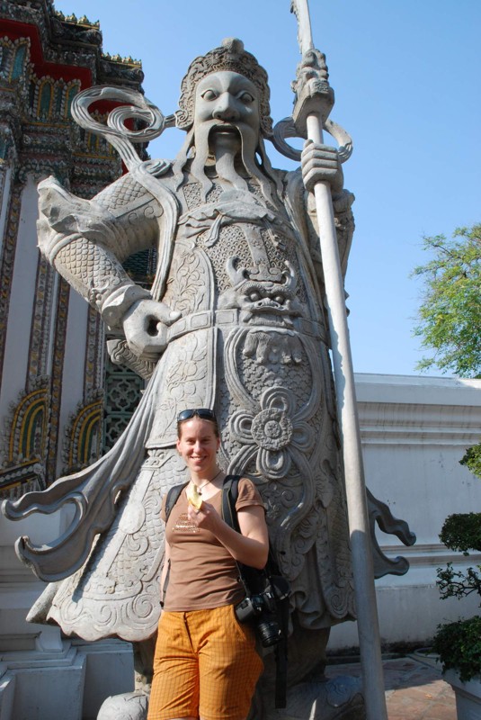 Lenka u brány Wat Pho, Bangkok